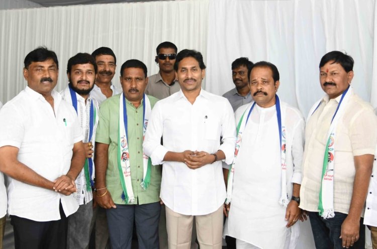 ముఖ్యమంత్రి వైఎస్ జగన్మోహన్ రెడ్డి సమక్షంలో టిడిపి నుంచి వైఎస్ఆర్ లోకి చేరిక