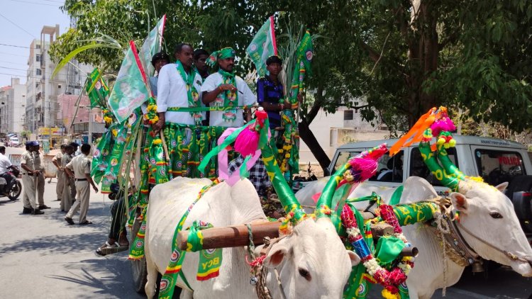 పుట్టపర్తి వినూత్నంగా నామినేషన్ దాఖలు చేయడానికి వెళ్ళిన అభ్యర్థి