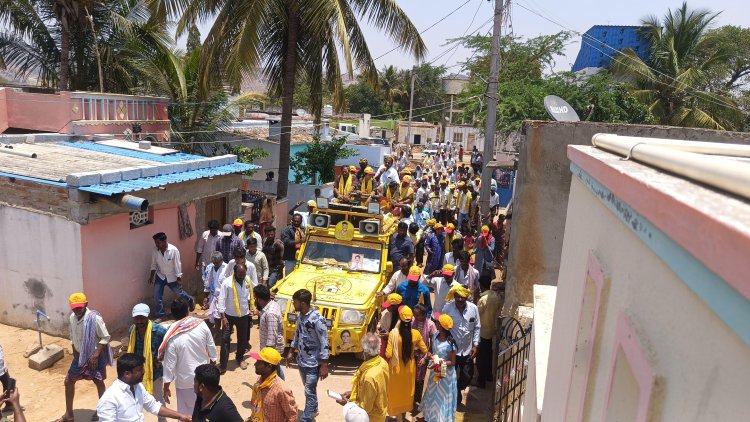 ఎన్నికల ప్రచారంలో  పల్లె సింధూర కు అడుగడుగునా ప్రజల నీరాజనం"