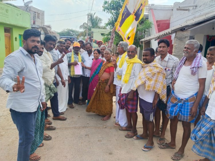 ఈవీఎం లో సైకిల్ గుర్తుకు ఎలా ఓటు వేయాలో అవగాహన కల్పిస్తున్న  టీడీపీ నాయకులు