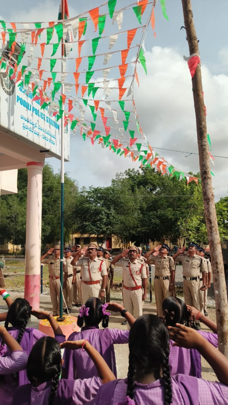 జాతీయ జెండాను ఎగరవేసిన పొదిలి సిఐ గారు